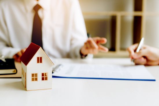 Quanto a empresa pode reter por lei no distrato de terreno ou imóvel?