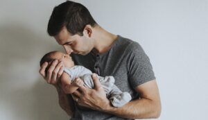 Leia mais sobre o artigo Nova licença-paternidade no Brasil: o que mudou e quando passa a valer?